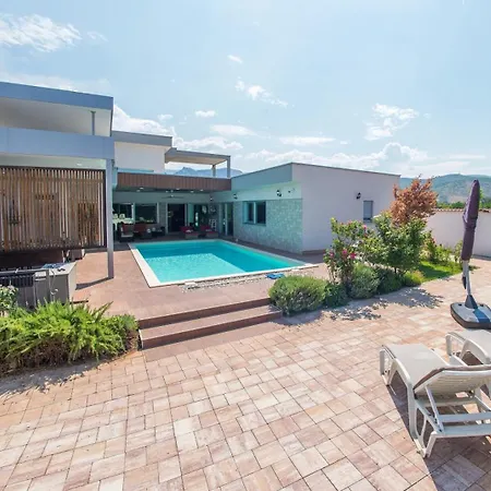Villa Vie Luxury Retreat