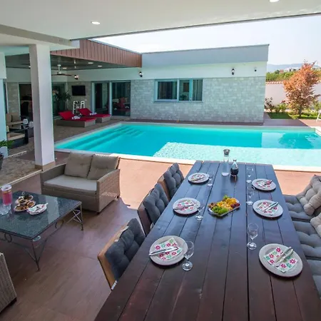 Vie Luxury Retreat Villa