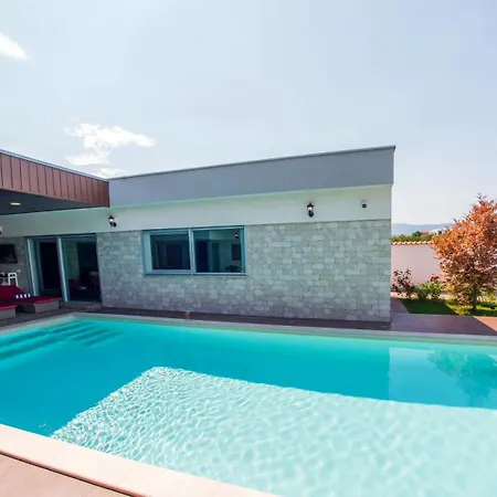 Villa Vie Luxury Retreat