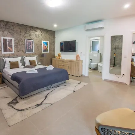 Vie Luxury Retreat *
